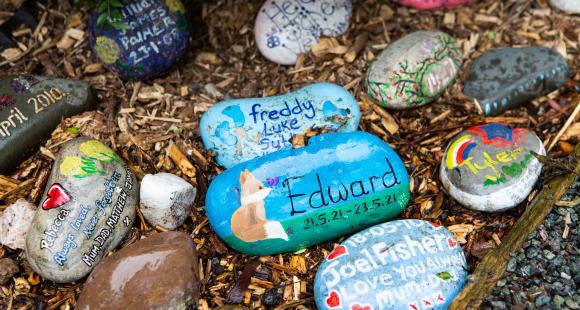 Image of remembrance pebbles 