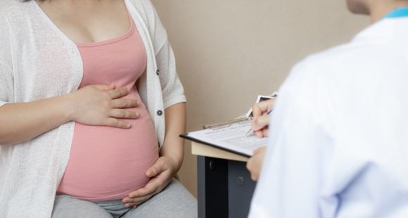 Image of doctor speaking to a pregnant woman