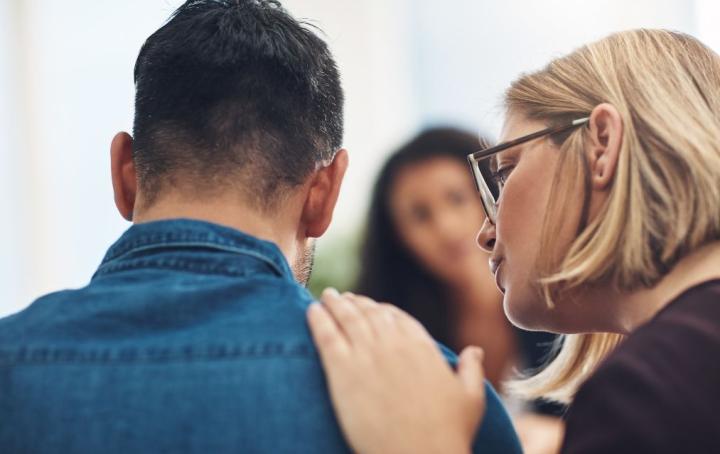 professional giving feedback to bereaved parents