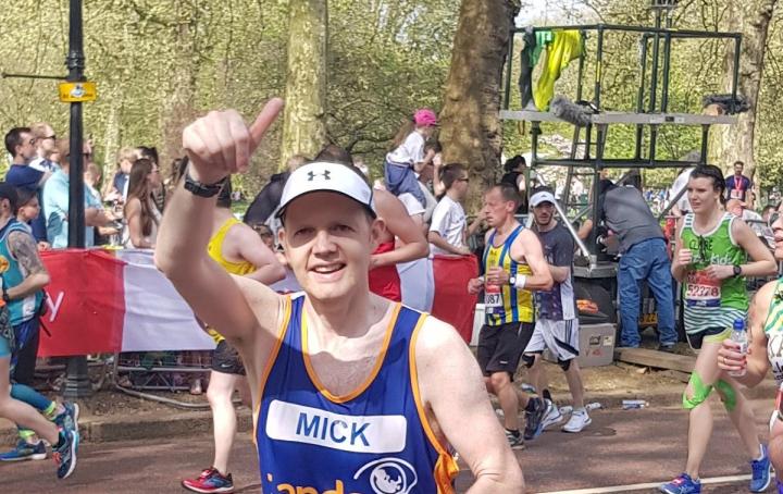 man running in sands vert, thumbs up 